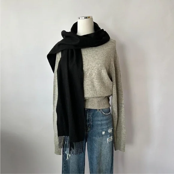 Black 100% cashmere scarf with fringe. - Picture 4 of 6